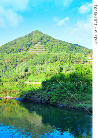 朝日射す早朝の利根川　小松発電付近の風景　みなかみ町　 119748601