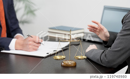 トラブルの相談を受ける弁護士の手元 トラブルの相談を受ける弁護士の手元 119748980