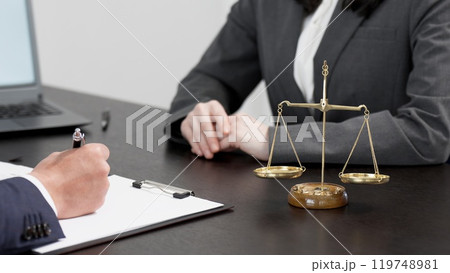 トラブルの相談を受ける弁護士の手元 トラブルの相談を受ける弁護士の手元 119748981