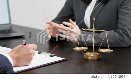 トラブルの相談を受ける弁護士の手元 119748984