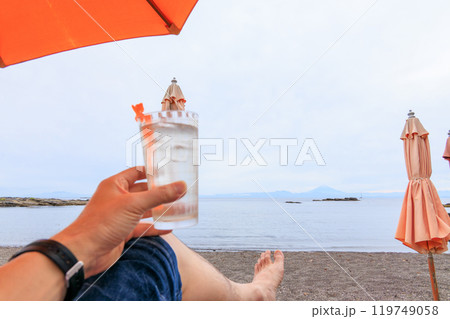 おしゃれなマドラーのレモンサワー 神奈川県三浦市、荒井浜海水浴場 2024年6月 119749058
