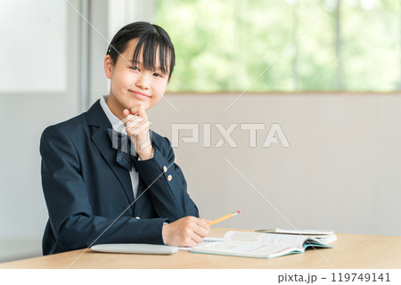 勉強する中学生・高校生の女の子(宿題・受験勉強・学習・教育) 勉強する中学生・高校生の女の子(宿題・受験勉強・学習・教育) 119749141