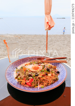 夏野菜たっぷりのミーゴレン、おしゃれなマドラーのレモンサワー 神奈川県三浦市、荒井浜海水浴場2024 夏野菜たっぷりのミーゴレン、おしゃれなマドラーのレモンサワー 神奈川県三浦市、荒井浜海水浴場2024 119749273