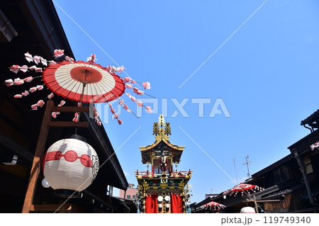 日本の岐阜県の高山市　春の高山祭　唐子の人形屋台と古い町並み　和風の提灯と美しい青空 119749340
