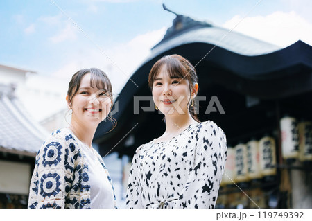 友達と大阪観光を楽しむ若い女性 119749392