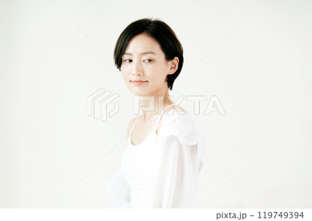 白いシャツを着た女性 119749394