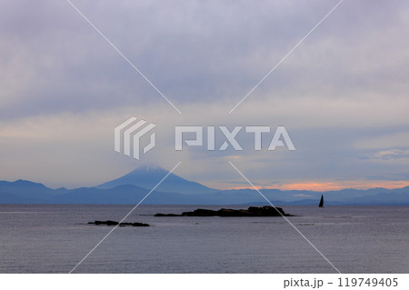 海の家のビーチチェアから眺める夕暮れの海と富士山 神奈川県三浦市荒井浜2024年6月 海の家のビーチチェアから眺める夕暮れの海と富士山 神奈川県三浦市荒井浜2024年6月 119749405