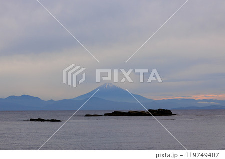 海の家のビーチチェアから眺める夕暮れの海と富士山  神奈川県三浦市荒井浜2024年6月 119749407