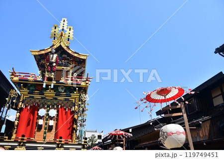 日本の岐阜県の高山市 春の高山祭 唐子の人形屋台と古い町並み 和風の提灯と美しい青空 日本の岐阜県の高山市 春の高山祭 唐子の人形屋台と古い町並み 和風の提灯と美しい青空 119749451