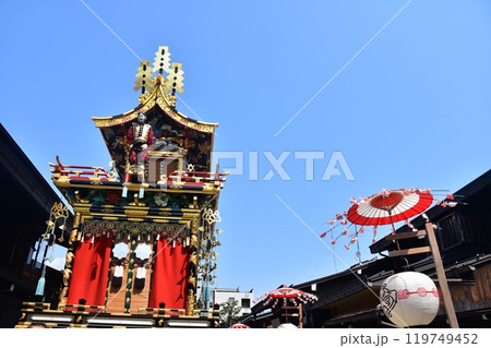 日本の岐阜県の高山市 春の高山祭 唐子の人形屋台と古い町並み 和風の提灯と美しい青空 日本の岐阜県の高山市 春の高山祭 唐子の人形屋台と古い町並み 和風の提灯と美しい青空 119749452