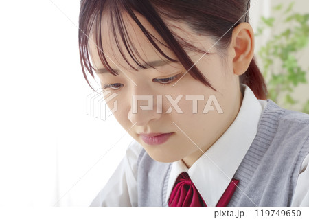 真剣な表情で考え事をする女子高生 真剣な表情で考え事をする女子高生 119749650