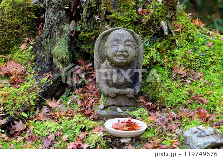 京都 大原:三千院の可愛いお地蔵さんと紅葉 119749676