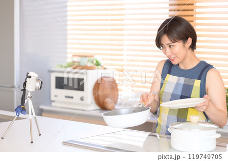 キッチンで料理動画を収録する女性 キッチンで料理動画を収録する女性 119749705