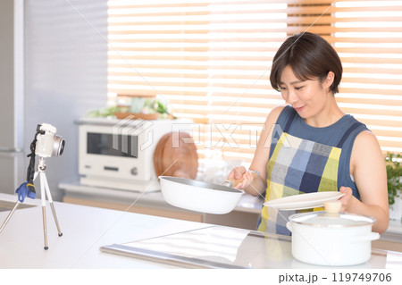 キッチンで料理動画を収録する女性 キッチンで料理動画を収録する女性 119749706