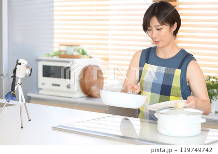 キッチンで料理動画を収録する女性 119749742