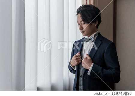 控え室・ブライズルームで結婚式・挙式・披露宴の準備をする新郎・花婿(タキシード) 控え室・ブライズルームで結婚式・挙式・披露宴の準備をする新郎・花婿(タキシード) 119749850