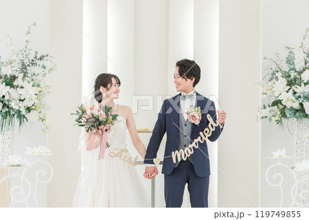 結婚式場でガーランドを持つ新郎新婦（ブライダル・ウェディング） 119749855
