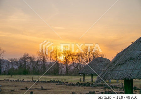 大湯環状列石の夕景 119749910