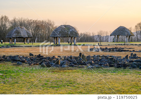 縄文世界遺産大湯環状列石の夕景 119750025