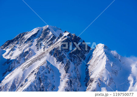 【雪山素材】冬の五竜岳に現れる雪渓・武田菱【長野県】 119750077