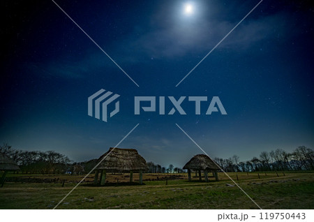 月明りに照らされる縄文世界遺産大湯環状列石と夜空の星 月明りに照らされる縄文世界遺産大湯環状列石と夜空の星 119750443
