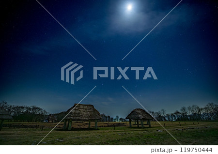 月明りに照らされる縄文世界遺産大湯環状列石と夜空の星 月明りに照らされる縄文世界遺産大湯環状列石と夜空の星 119750444