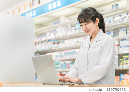 薬局で働く薬剤師・調剤師（ノートパソコン・タブレットPC） 119750458