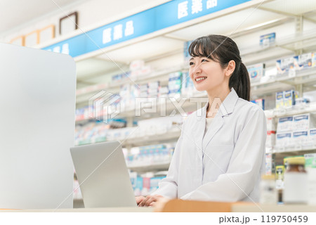 調剤薬局で働く薬剤師・調剤師（ノートパソコン・タブレットPC） 119750459