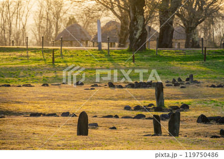 縄文世界遺産大湯環状列石の夕景 119750486