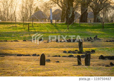 縄文世界遺産大湯環状列石の夕景 119750487