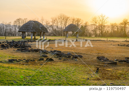 縄文世界遺産大湯環状列石の夕景 縄文世界遺産大湯環状列石の夕景 119750497