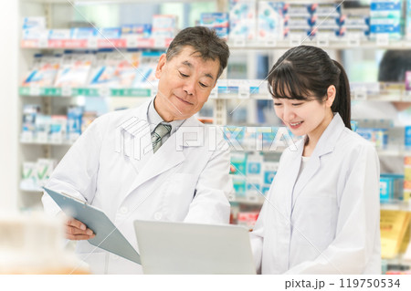 調剤薬局で一緒に働く薬剤師・調剤師(ノートパソコン・タブレットPC) 調剤薬局で一緒に働く薬剤師・調剤師(ノートパソコン・タブレットPC) 119750534