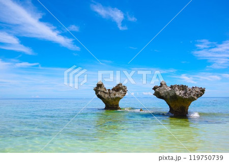沖縄県古宇利島のハートロックと美しい青い海 119750739