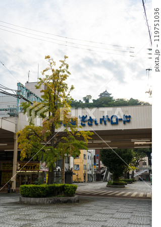 秋の曇り空と宇和島城|南予文化会館前通り|牛鬼ストリート|きさいやロード|10月撮影|愛媛県宇和島市 秋の曇り空と宇和島城|南予文化会館前通り|牛鬼ストリート|きさいやロード|10月撮影|愛媛県宇和島市 119751036