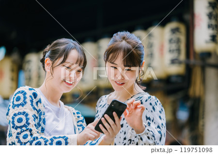 大阪観光で友達とスマホを見る女性 119751098