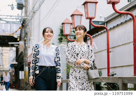 大阪ミナミ を歩く女性 大阪ミナミ を歩く女性 119751099
