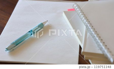 仕事の資格取得のための試験対策に、教科書と参考書で勉強する 仕事の資格取得のための試験対策に、教科書と参考書で勉強する 119751148