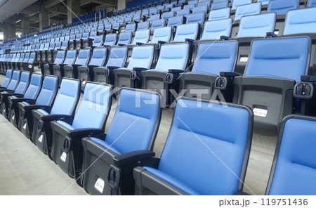 スタジアムの観客席に並ぶ座席シート スタジアムの観客席に並ぶ座席シート 119751436