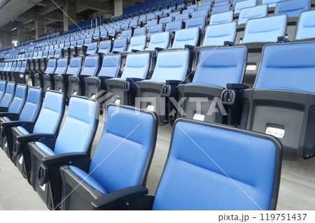 スタジアムの観客席に並ぶ座席シート スタジアムの観客席に並ぶ座席シート 119751437