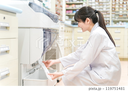 薬局・ドラッグストアで自動分包機を使って粉薬・調剤・処方箋を作る薬剤師 119751481
