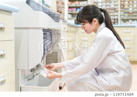 薬局・ドラッグストアで自動分包機を使って粉薬・調剤・処方箋を作る薬剤師 薬局・ドラッグストアで自動分包機を使って粉薬・調剤・処方箋を作る薬剤師 119751484