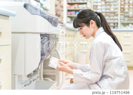 薬局・ドラッグストアで自動分包機を使って粉薬・調剤・処方箋を作る薬剤師 119751486