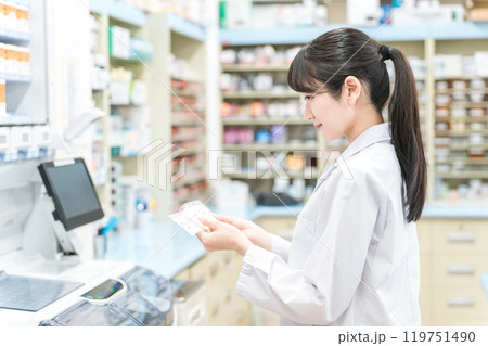 薬局・ドラッグストアで自動分包機を使って粉薬・調剤・処方箋を作る薬剤師 薬局・ドラッグストアで自動分包機を使って粉薬・調剤・処方箋を作る薬剤師 119751490