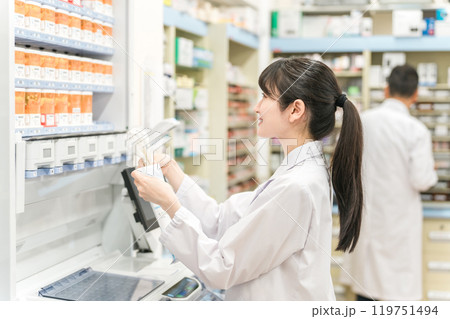 薬局・ドラッグストアで自動分包機を使って粉薬・調剤・処方箋を作る薬剤師 119751494