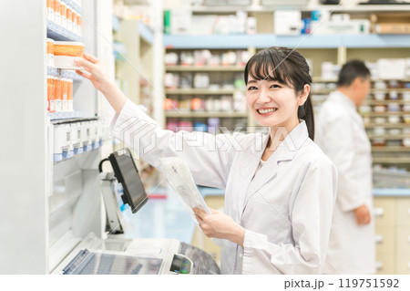 薬局・病院・ドラッグストアで働く薬剤師（処方箋・薬・サプリメント） 119751592