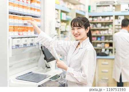 薬局・病院・ドラッグストアで働く薬剤師（処方箋・薬・サプリメント） 119751593