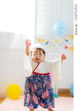 1歳男児の誕生日を祝う家族 1歳 1歳男児の誕生日を祝う家族 1歳 119752521