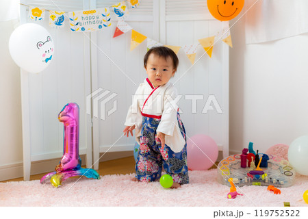1歳男児の誕生日を祝う家族 1歳 1歳男児の誕生日を祝う家族 1歳 119752522