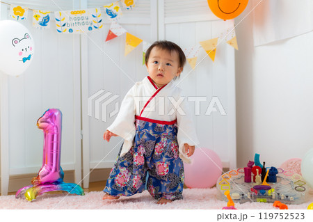 1歳男児の誕生日を祝う家族 1歳 1歳男児の誕生日を祝う家族 1歳 119752523