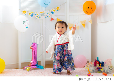 1歳男児の誕生日を祝う家族 1歳 1歳男児の誕生日を祝う家族 1歳 119752524